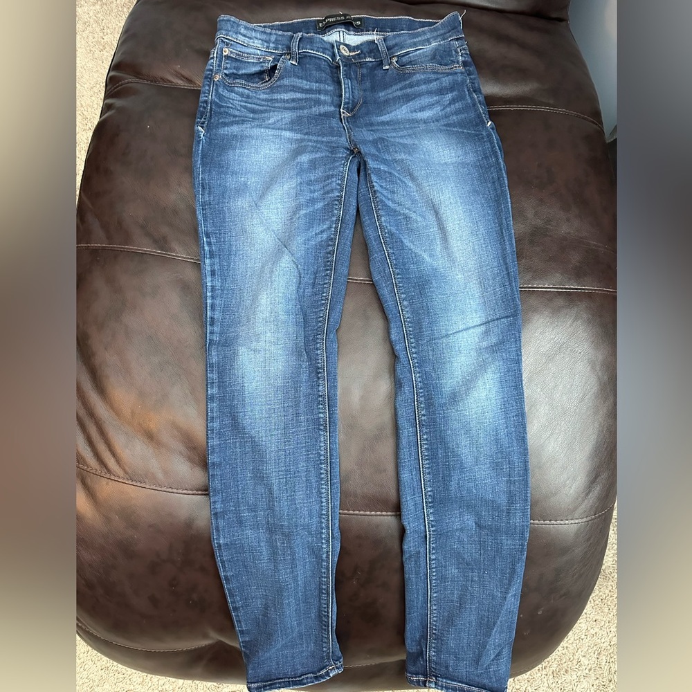 EXPRESS Women’s Mid Rise Skinny Jeans in Medium Wash - 8R